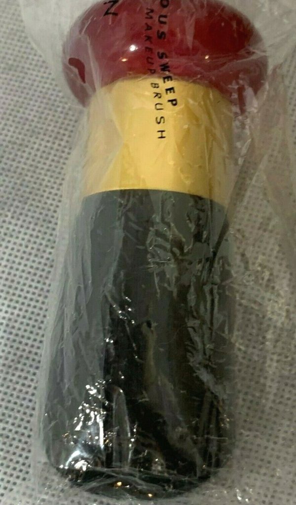 New AVON All Over Makeup Brush Luxurious Sweep Main Image