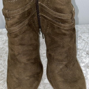 UNISA “TARRIE” MEDIUM BROWN SUEDE BOOTIE SZ 7M