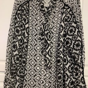 Beautiful Layne Bryant Long Sleeve Tie Neck Top Black W/ White Design Size 22/24