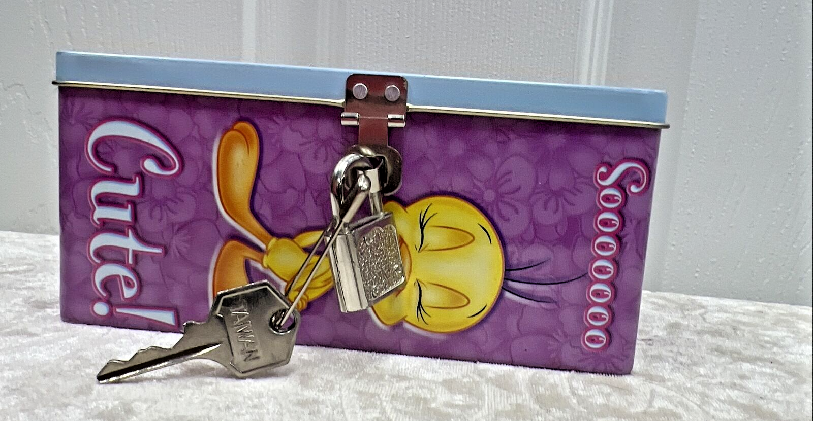 Looney Tunes Tweety Bird 2001 Pink Mini Locker Bank w Vintage Lock & Key EUC - Image 3
