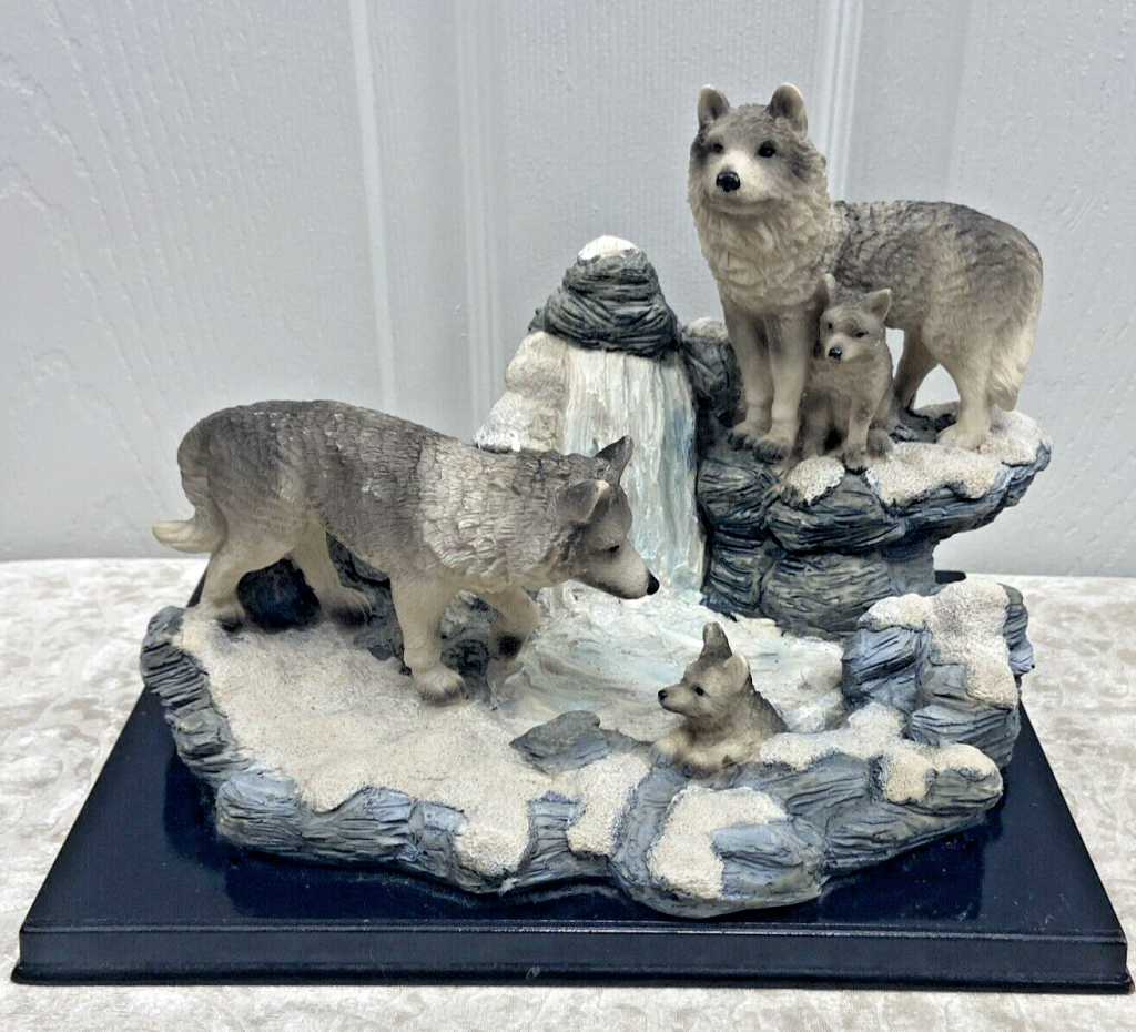 Rare Vintage Grey Wolves With Pups Statue Beautiful!!! Main Image