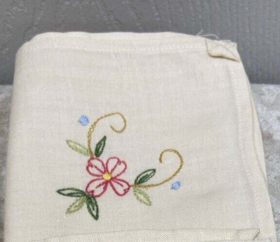Set of 8 Flower Embroidered Cream Beige Fabric Napkins - Image 3