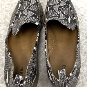 Susina Kellen Grey Black Snakeskin Loafers Vegan Leather Womens 7M